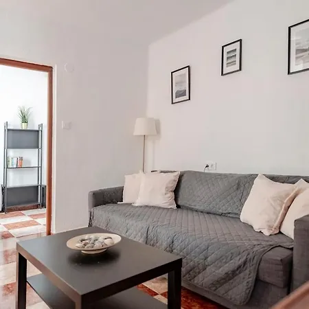 Apartment With Work/study Close To Old Town